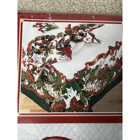 VTG NOS Dayton Hudson Christmas Holiday Cardinal Bird Tablecloth Oblong 60x 84” - Picture 2 of 4
